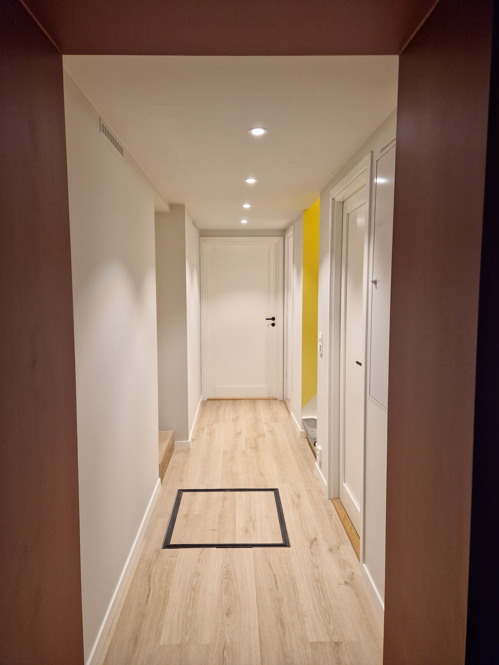 Gangen i kjelleren sett fra utgangsdøra. Kjellerstua rett frem. Bod til venstre. Soverom/kontor, trappen og badet til venstre. Galleribilde