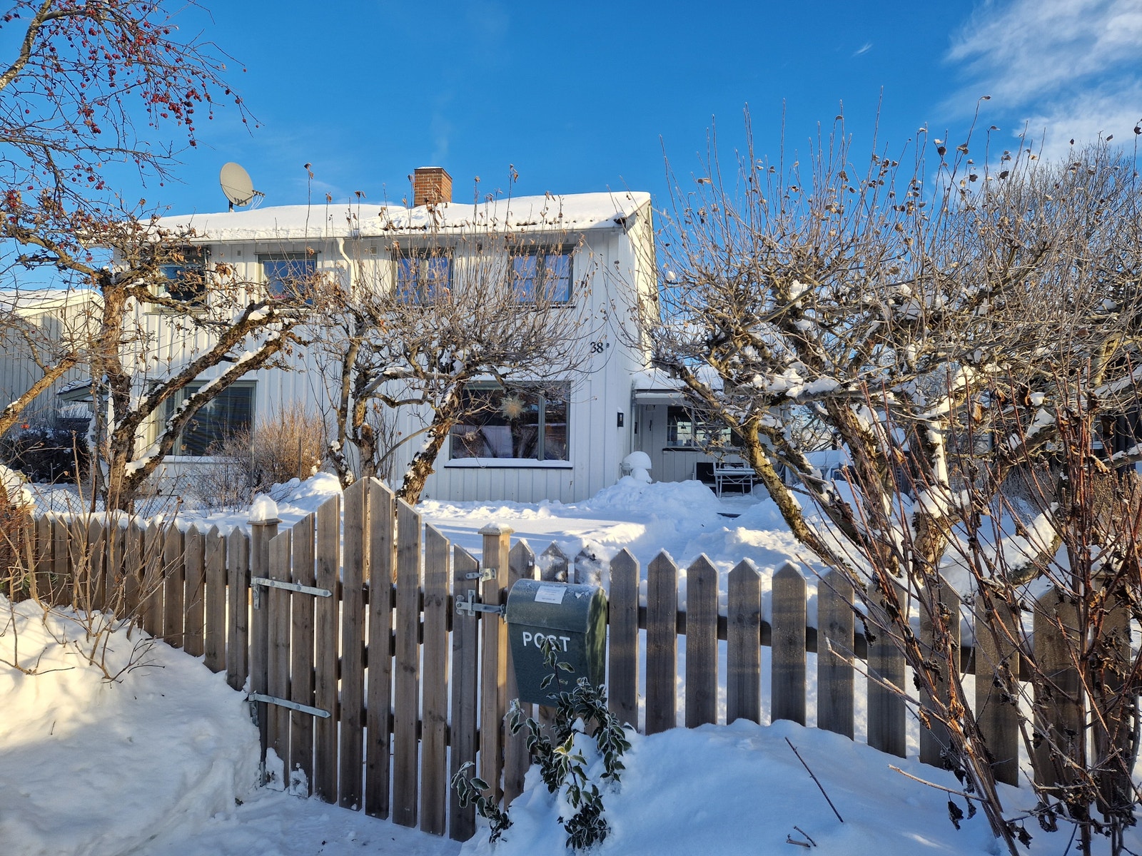 Vinterbilde av Eiksveien 38B. Hageport fra fortauet langs Eiksveien. Galleribilde