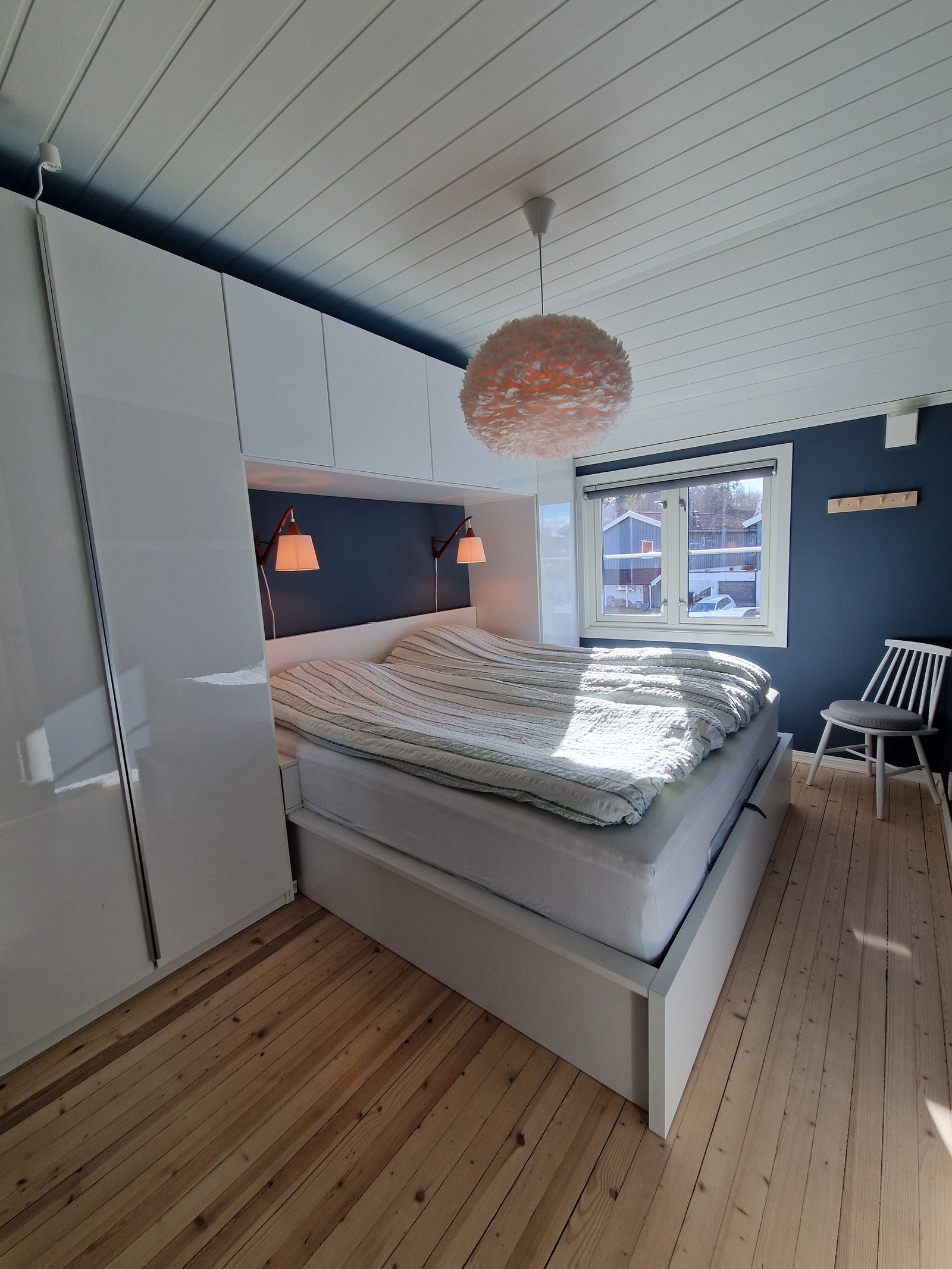 Hovedsoverom. Seng med oppbevaring under. Galleribilde