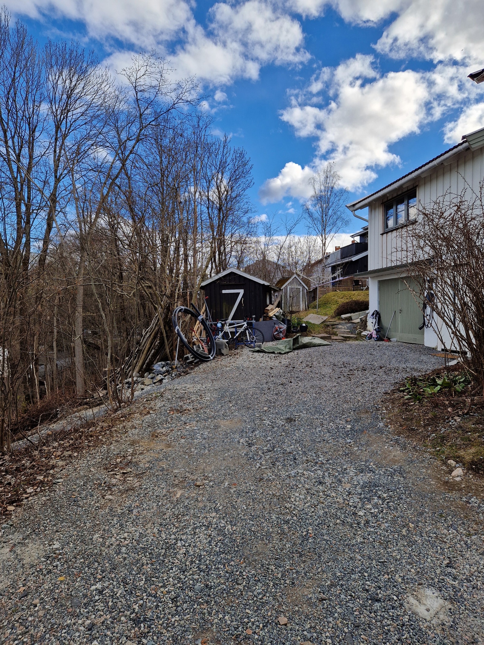 God plass til parkering, innerst i privat innkjørsel for Eiksveien 36A+B og 38A+B. En ekstra utvendig bod for lagring av hageredskaper og ved. Sti ned til "Sletta" friarealer til venstre i bildet. Galleribilde