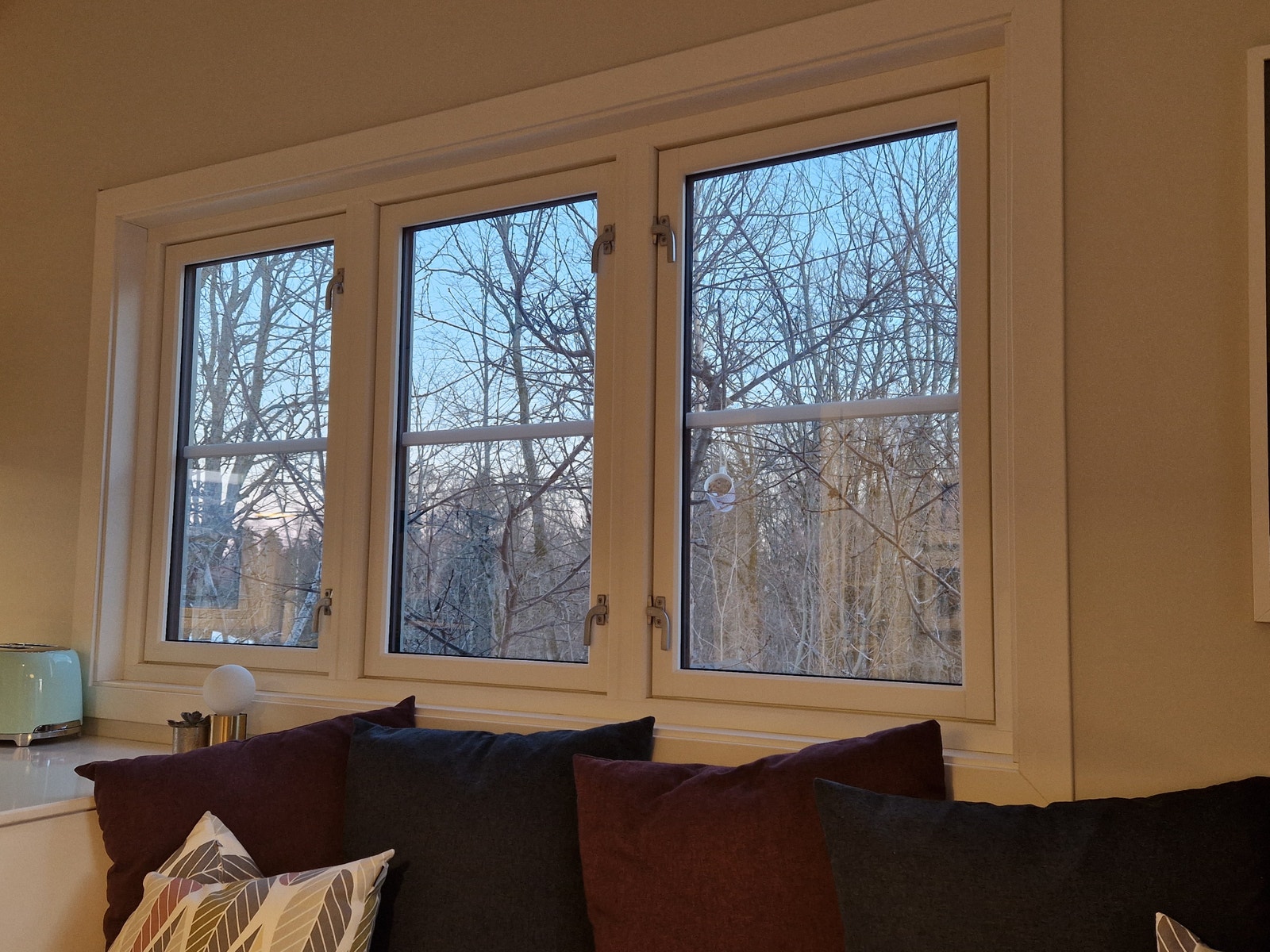 Hyggelig utsyn mot lite skogholt. Galleribilde