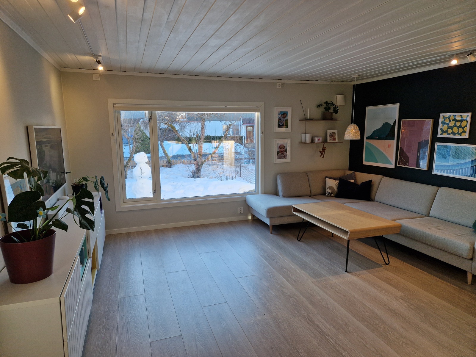 Romslig stue med stort vindu ut mot hagen. Plissegardin. Galleribilde