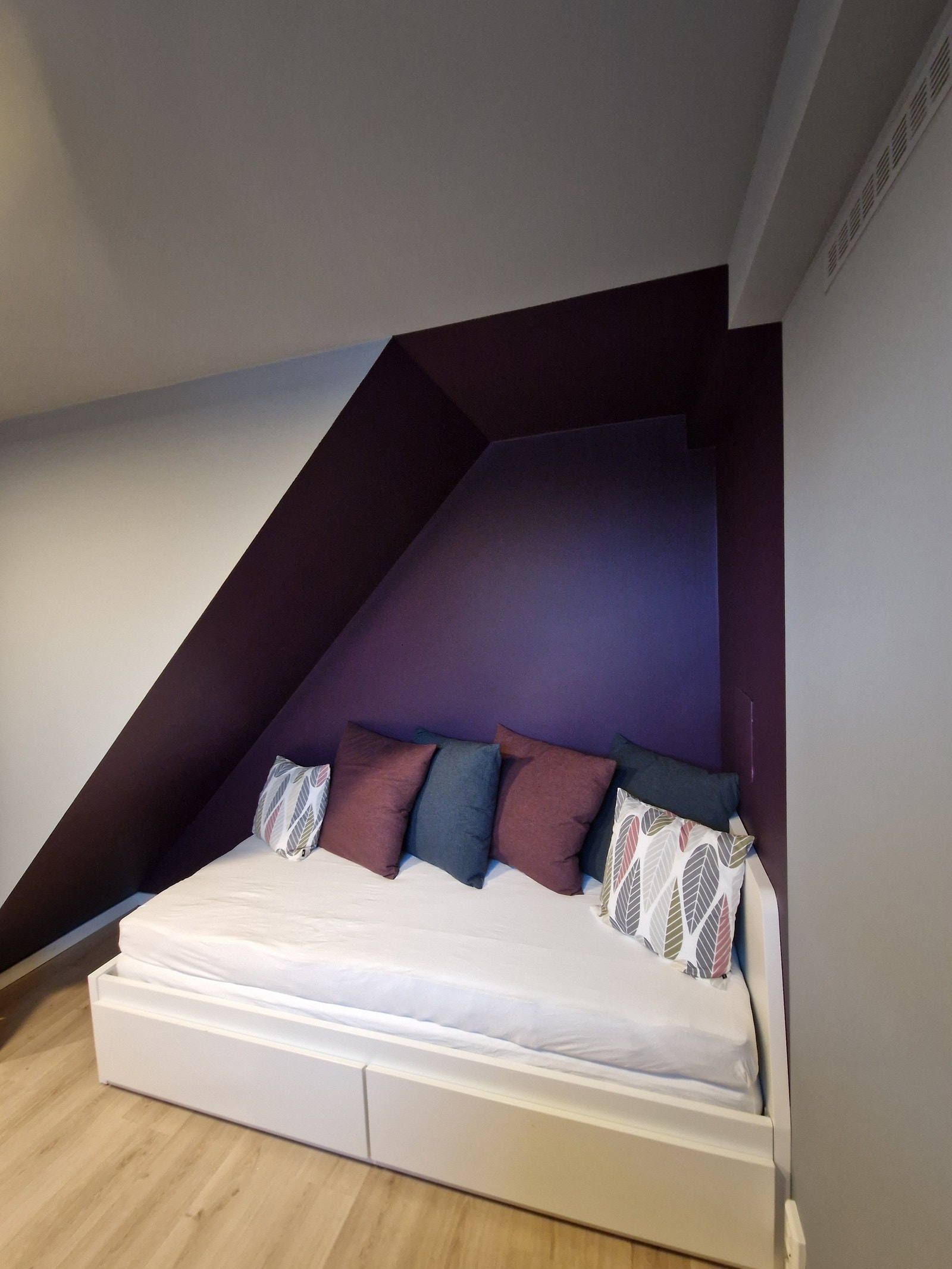 Koselig "hule" for seng. Galleribilde