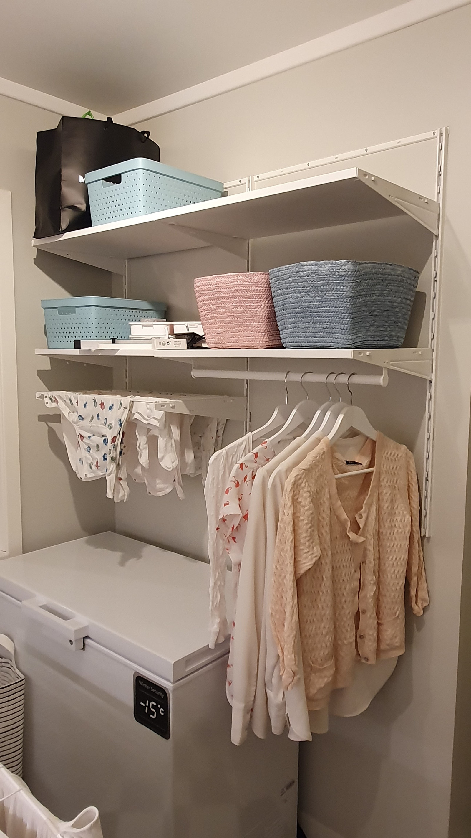 Vaskerom med fryser og praktiske hyller. Galleribilde