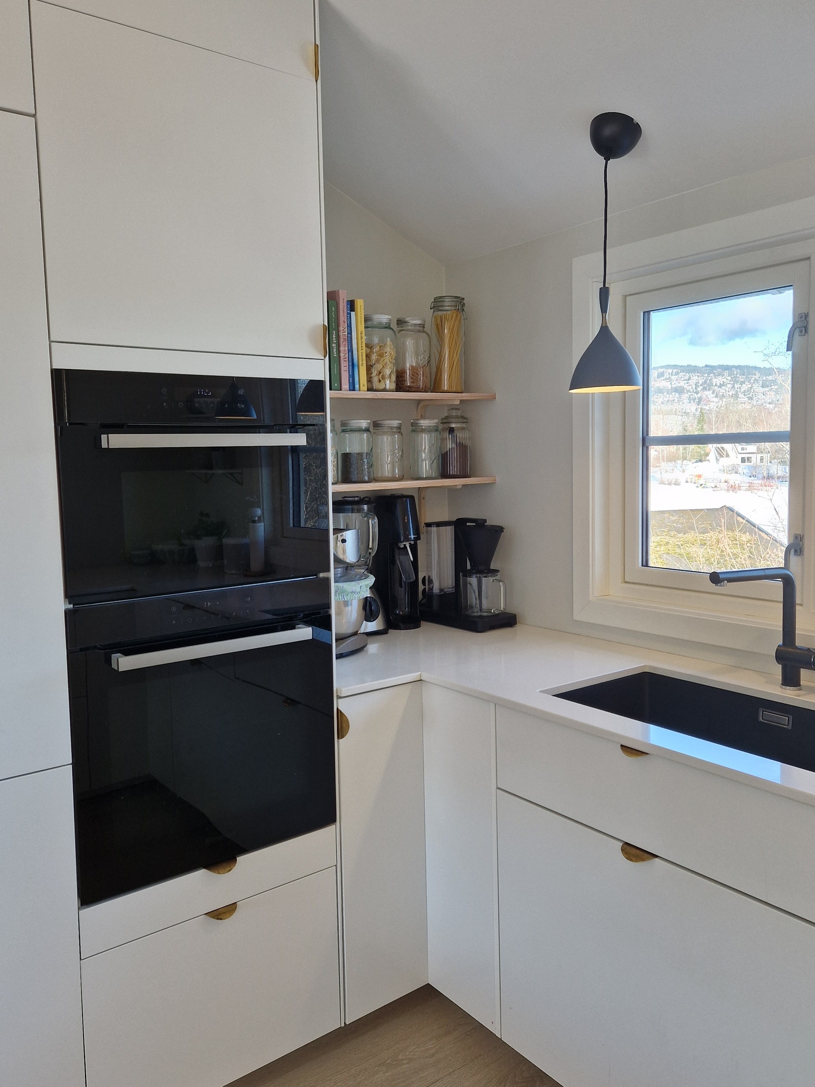 Stekeovn og kombiovn (kombinert mikrobølgeovn og stekeovn) fra Blomberg, 80 cm bred oppvaskkum og åpne hyller. Galleribilde