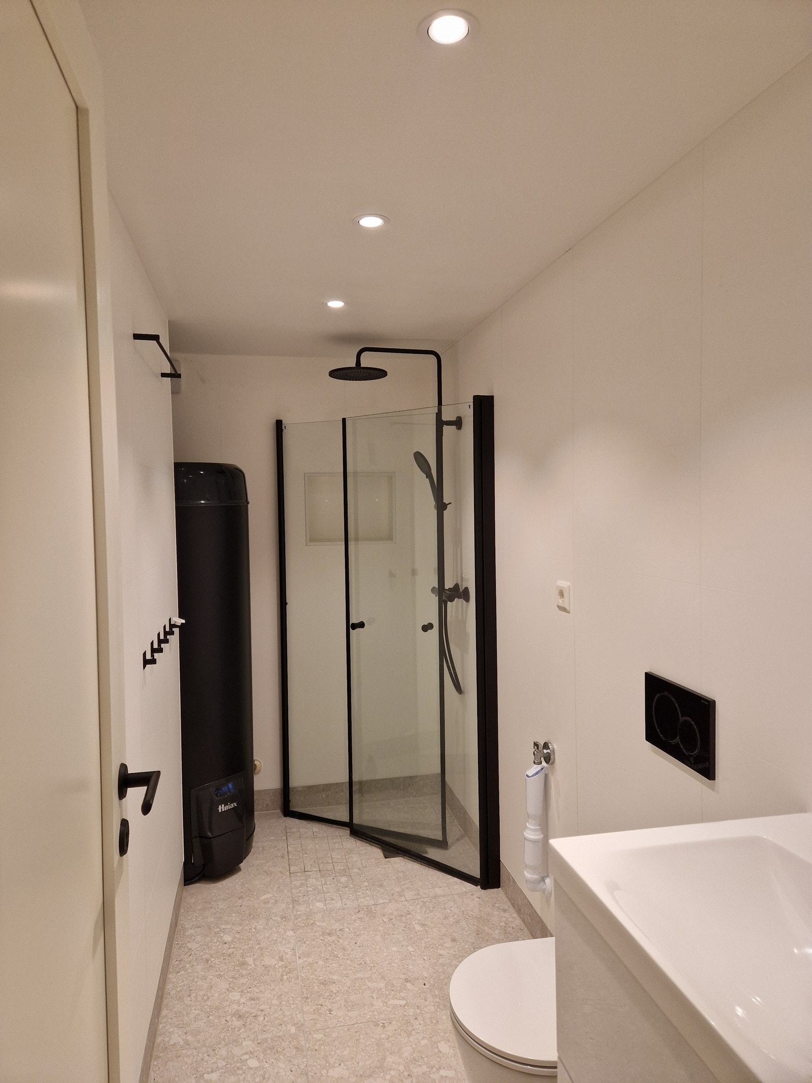 Bad i kjelleren. Med varmtvannsbereder og opplegg for vaskemaskin. Galleribilde