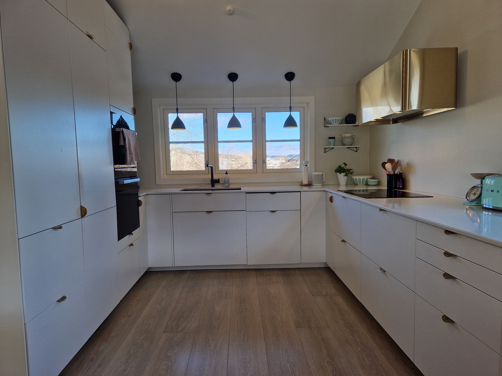 God arbeidsplass, godt med oppbevaring og benkeplass. Integrert oppvaskmaskin ved siden av vasken og kjøleskap integrert i høyskapene. Alle skuffer har soft close-funksjon. Lys i alle underskap. Galleribilde