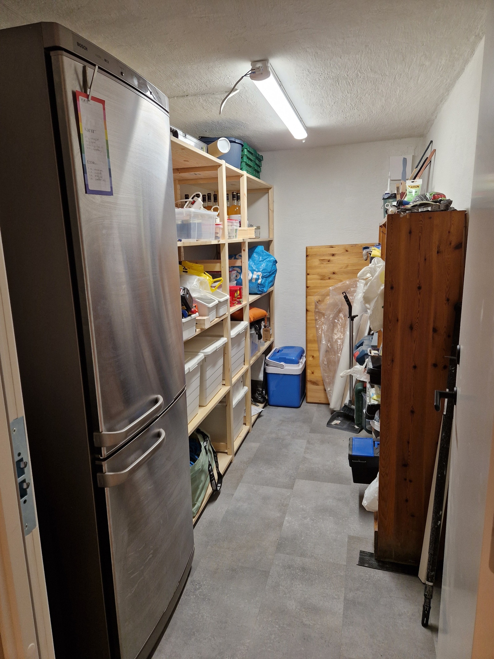 Bod med god lagringsplass og ekstra kombiskap (kjøl + frys). Galleribilde