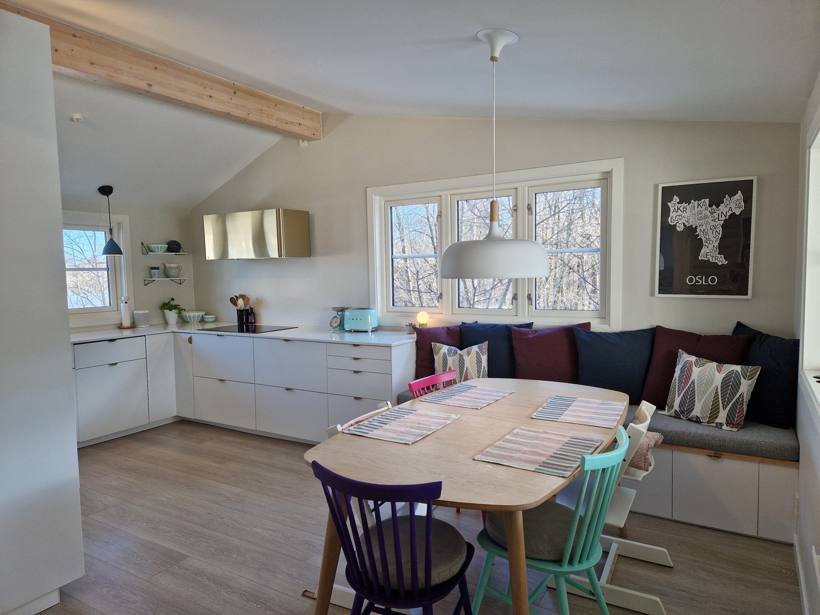 Romslig kjøkken med god plass til spisebord Galleribilde