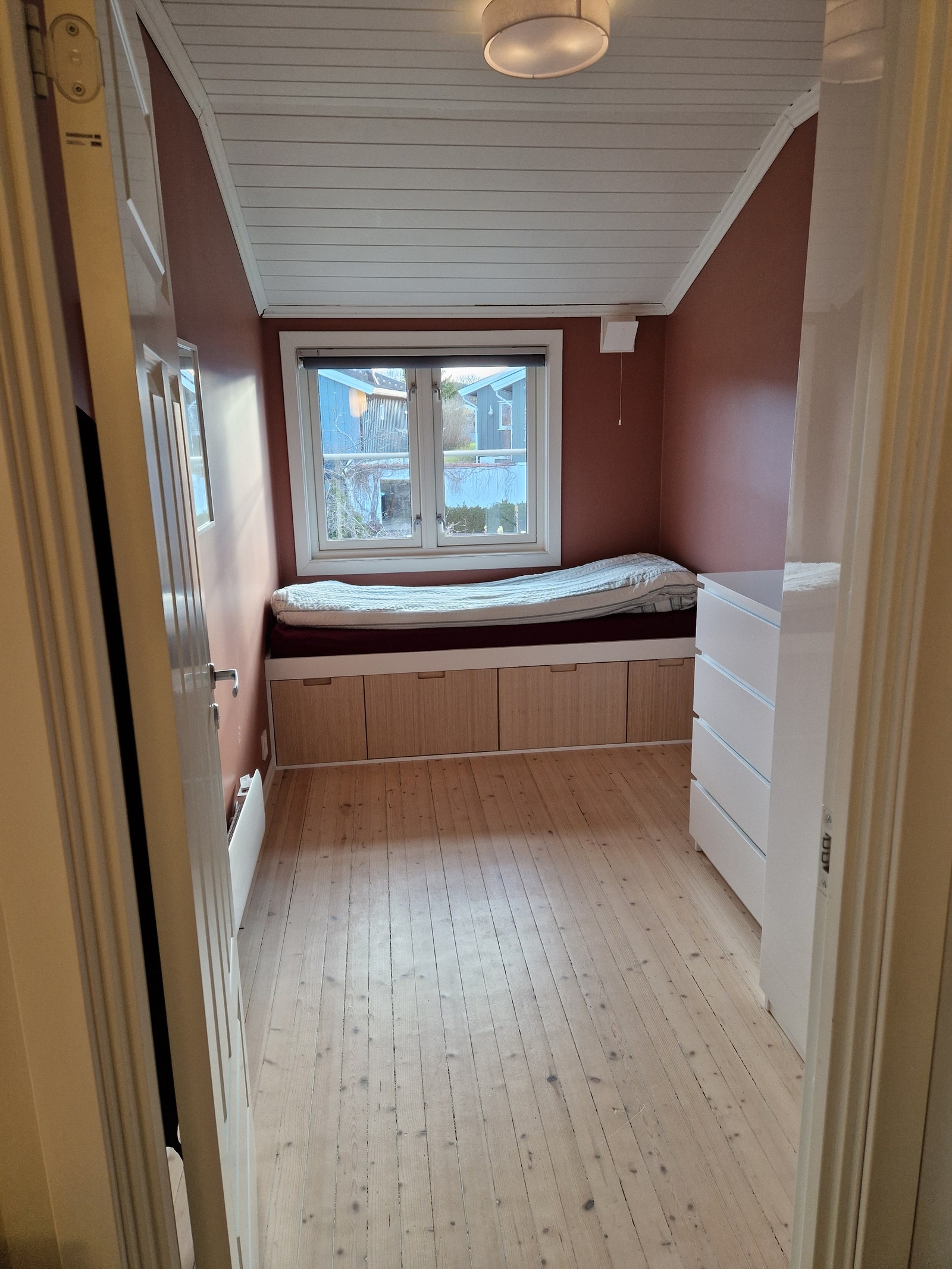 Soverom med plassbygget seng. Galleribilde