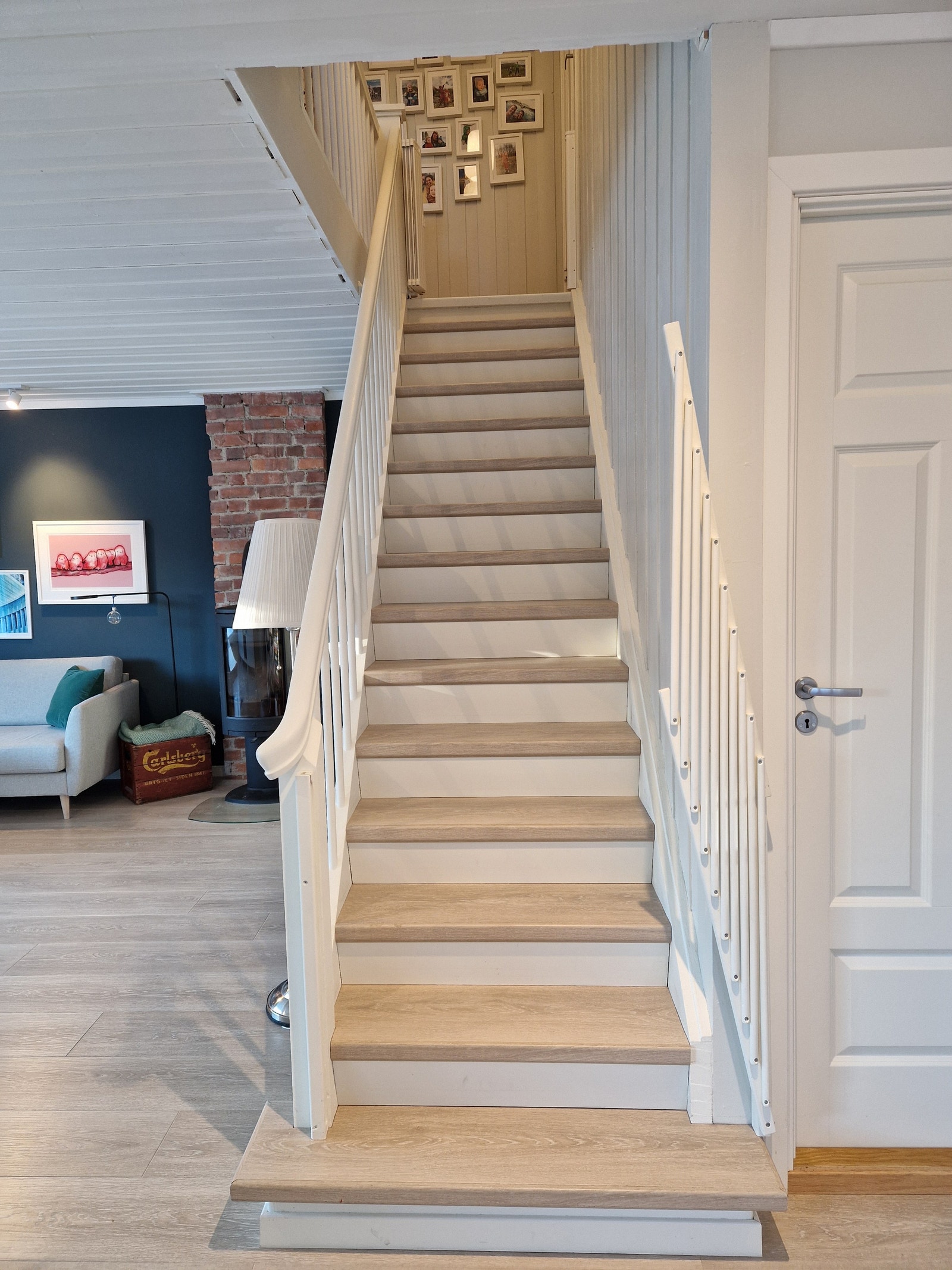 Trapp opp til 2. etasje. Døra til høyre i bildet går inn til vaskerommet. Galleribilde