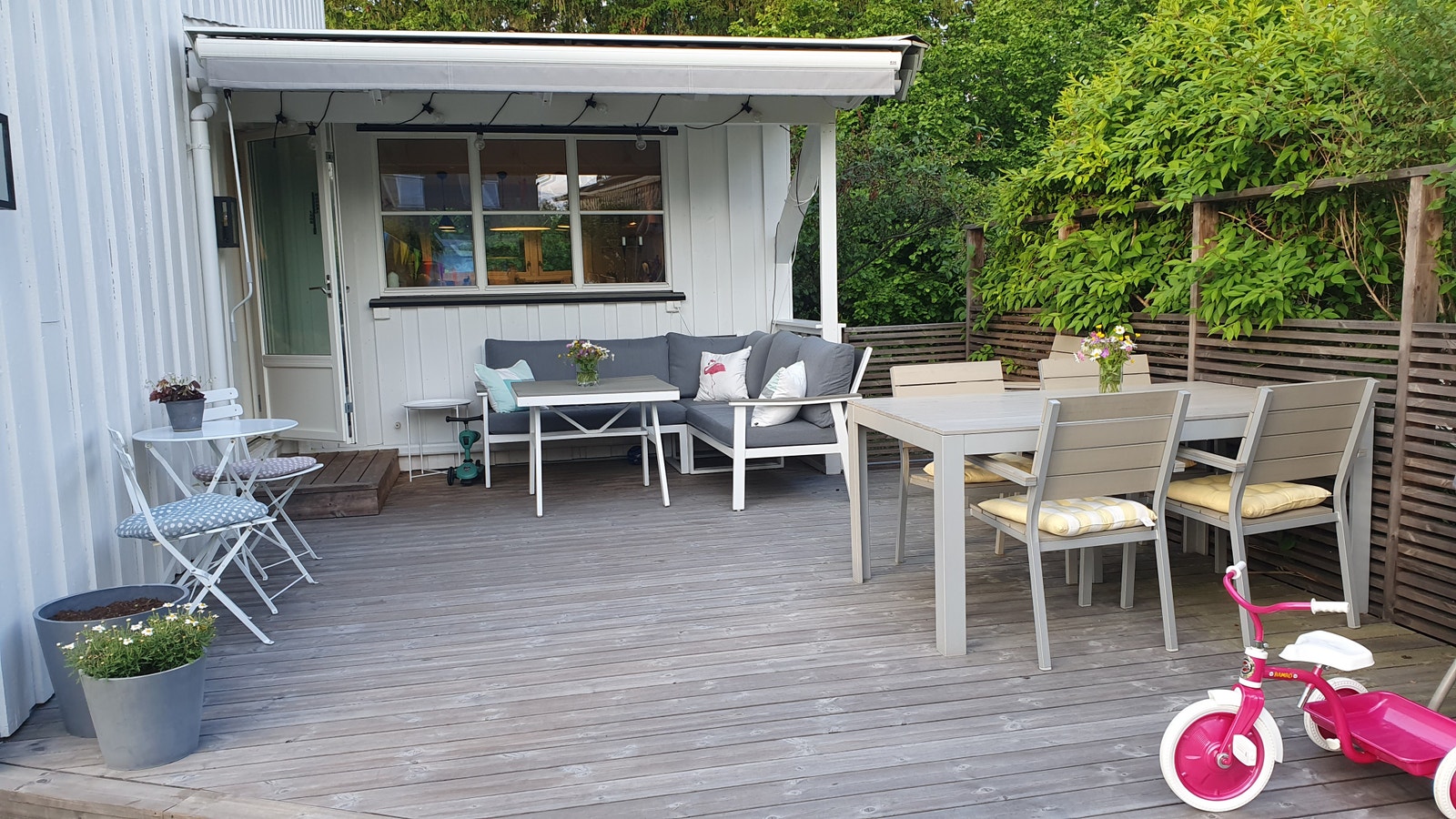 Platting med plass til flere sittegrupper. Utgang fra stue/kjøkken. Galleribilde