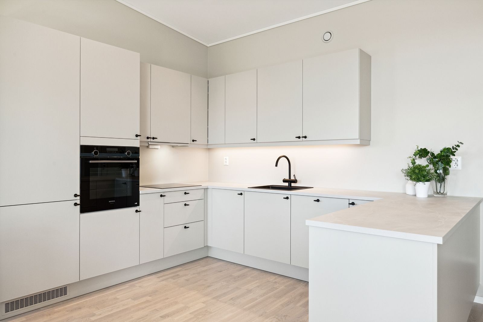 Innholdsrikt kjøkken fra HTH. Illustrasjonsfoto. Galleribilde