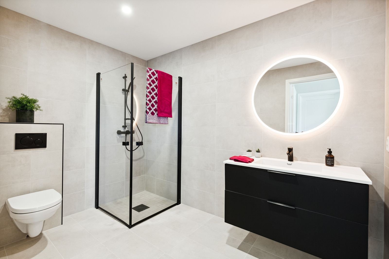 Lekre, flislagte bad i begge etasjer. Illustrasjonsfoto. Galleribilde