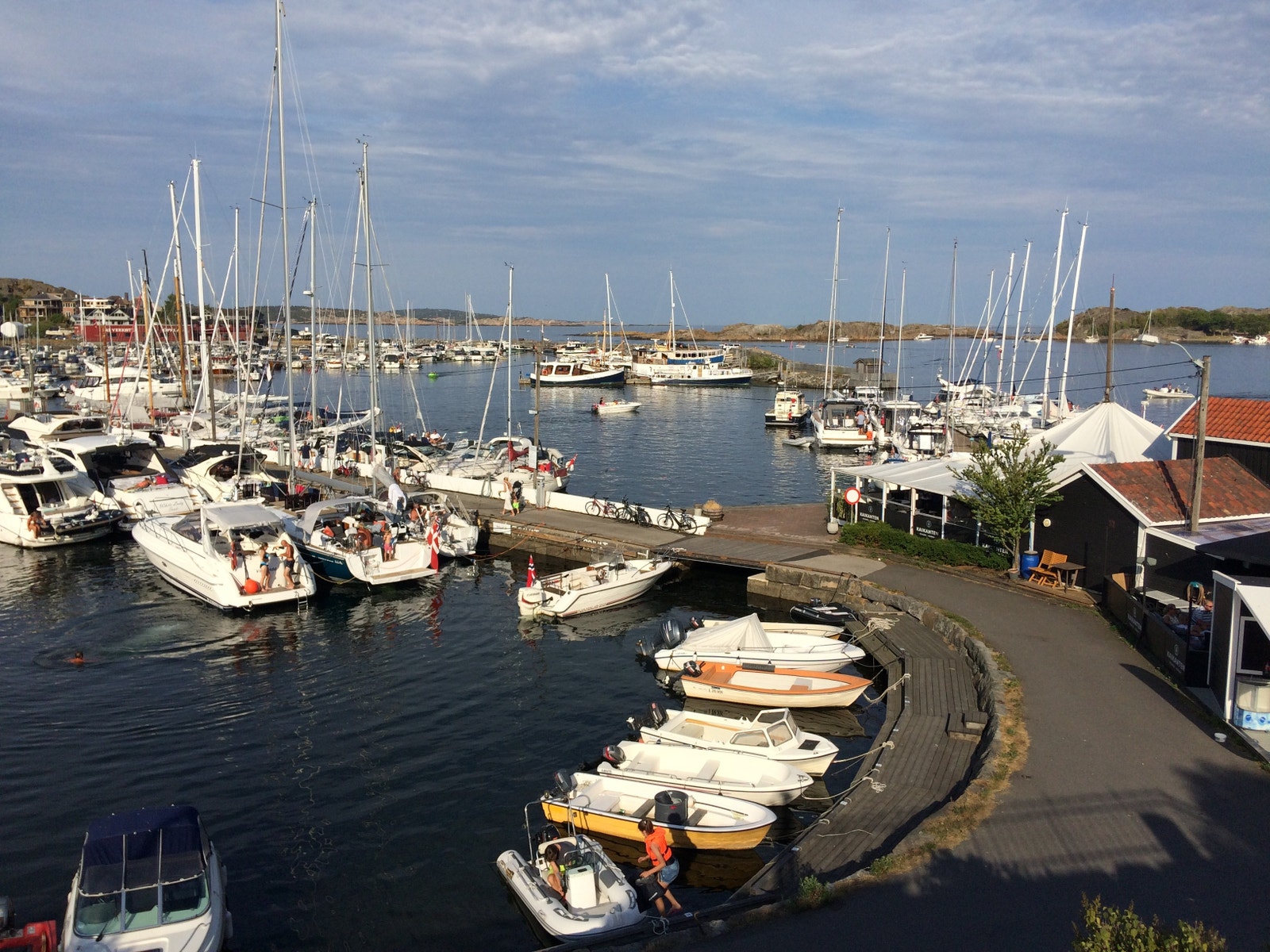 Kun 5. minutters gange fra brygger og båtliv. Flere restauranter langs brygge promenaden. Galleribilde