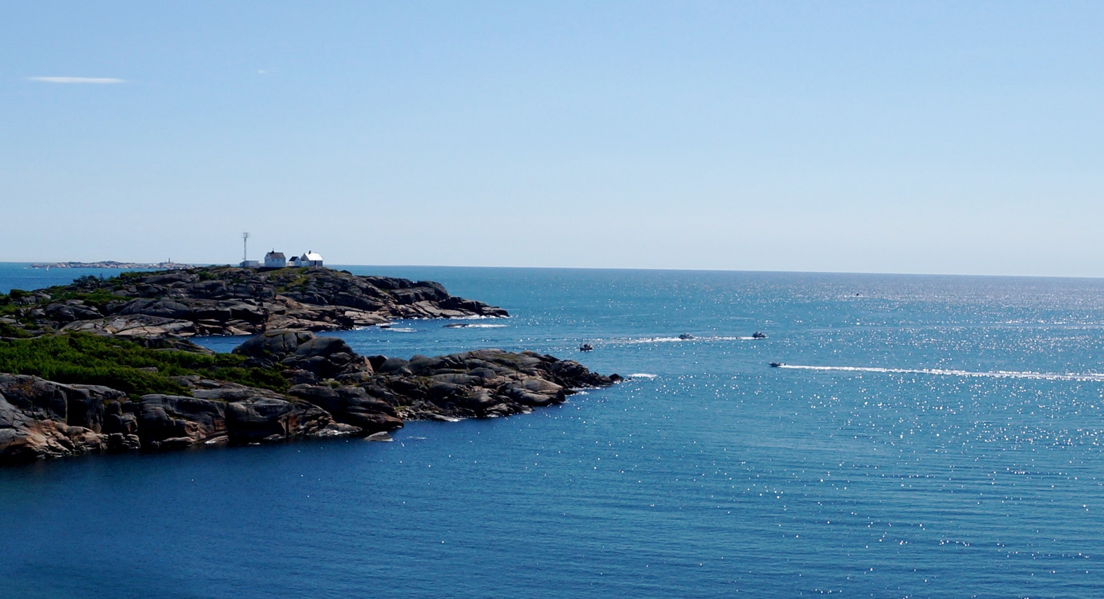 Minnes rike båtturer venter. Stavernodden Fyr og Svenner Fyr en liten båttur unna. Blankskurte svaberg og flere vakre barnevennlige sandstrender. Galleribilde