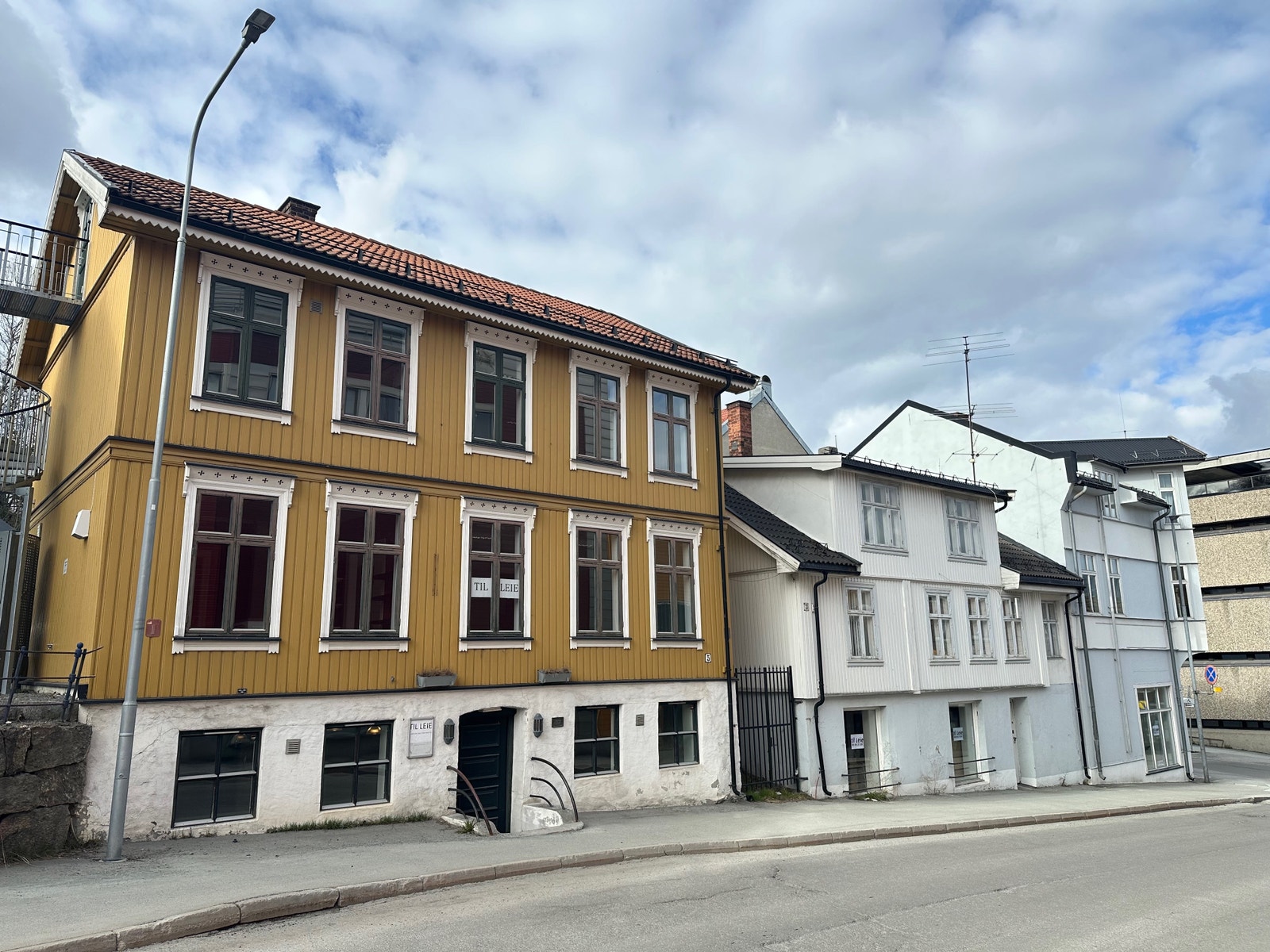 St.Olavsgate m/parkering bak det gule bygget Galleribilde