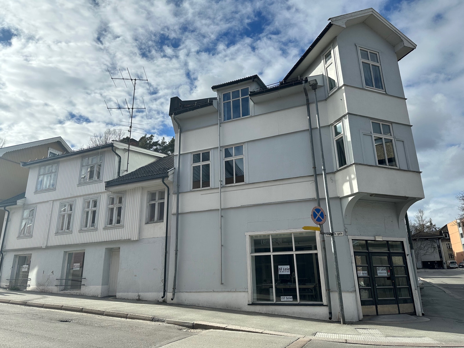 #1_Store vindusflater ut mot gateplan. Galleribilde