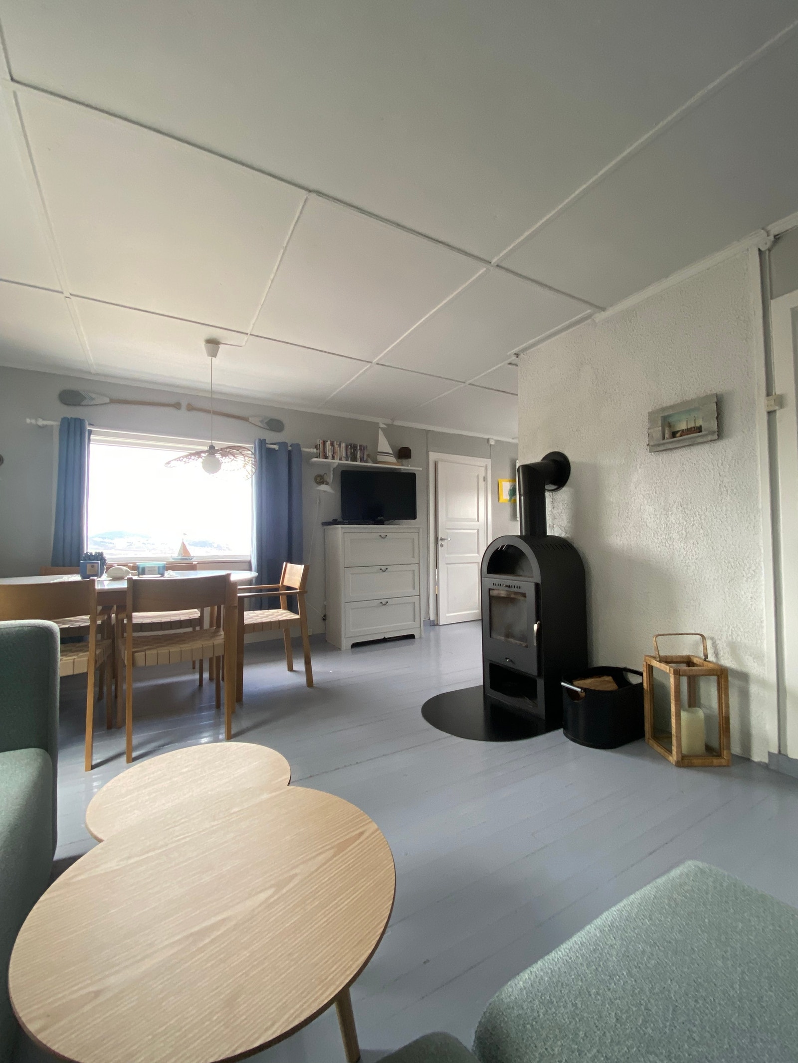 Apple tv og dvd spiller samt dvder tilgjengelig på hytta Galleribilde