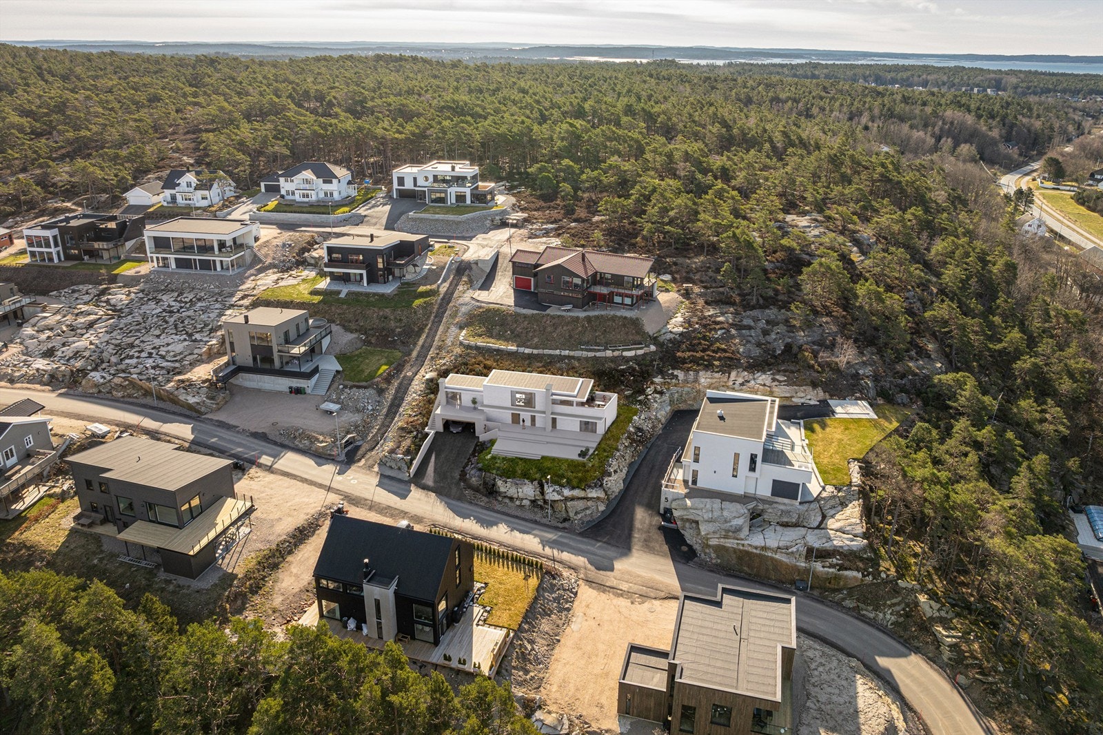 Langgårdslia er et nytt og vellykket boligområde - ett av svært få områder i kommunen med nye boligtomter. Området er som adressen antyder høytliggende, med gode solforhold og ikke minst utsyn Galleribilde