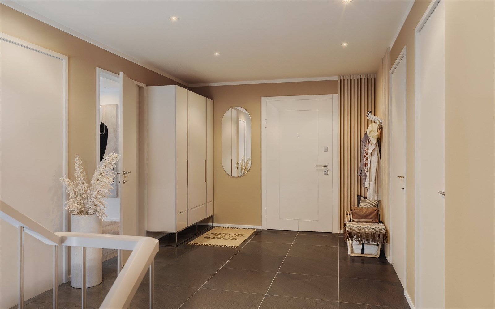 Romslig entre med plass til garderobeskap. Galleribilde