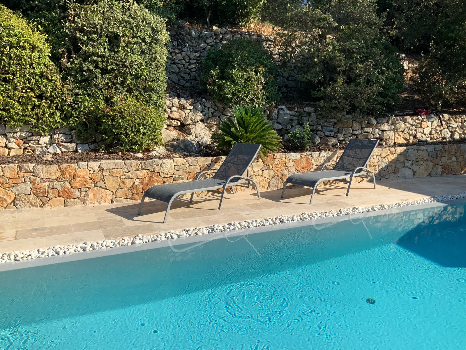 Her kan man bare nyte livet ved bassengkanten Galleribilde