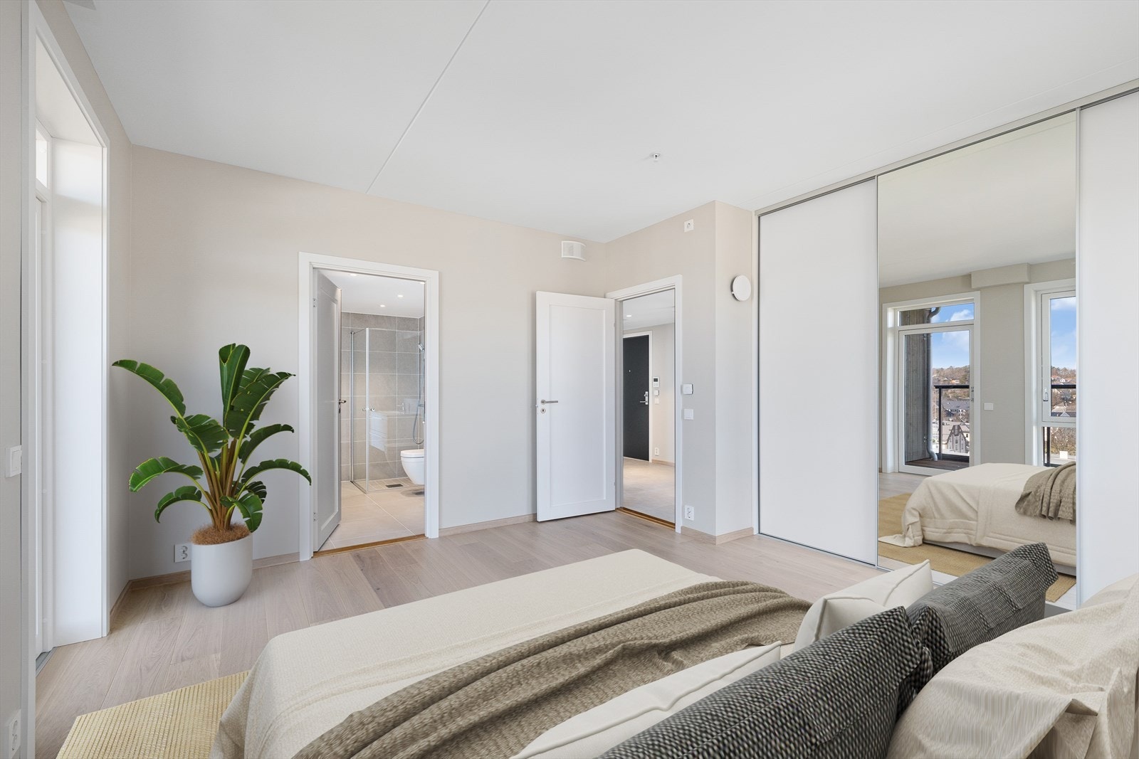 Boligen har 3 soverom. Hovedsoverom med tilgang til privat bad og balkong med fantastisk utsikt. Bildene er digitalt stylet. Galleribilde