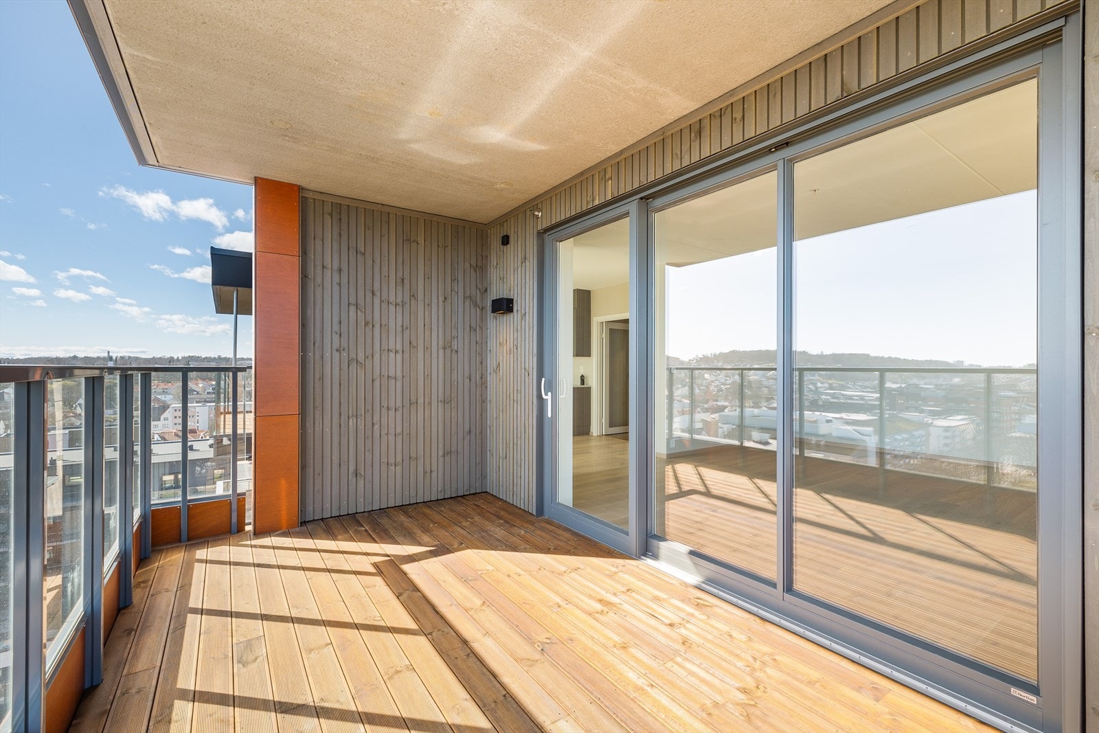 Boligen har 2 store balkonger. 1 innglasset. Galleribilde