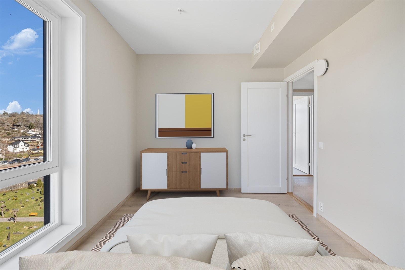 Boligen har 3 soverom. Hovedsoverom med tilgang til privat bad. . Bildene er digitalt stylet. Galleribilde