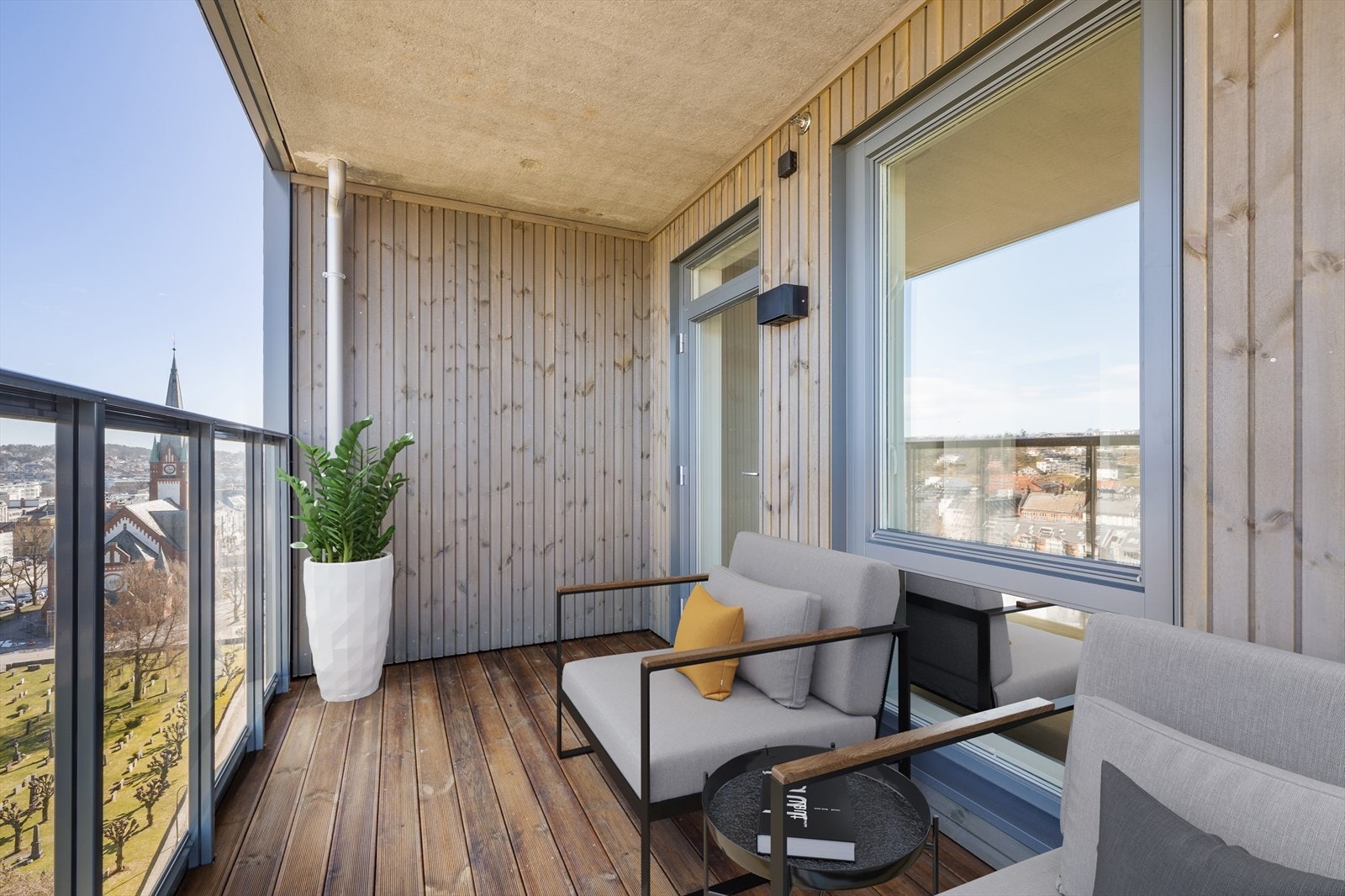 Boligen har 2 balkonger. 1 er innglasset. Galleribilde