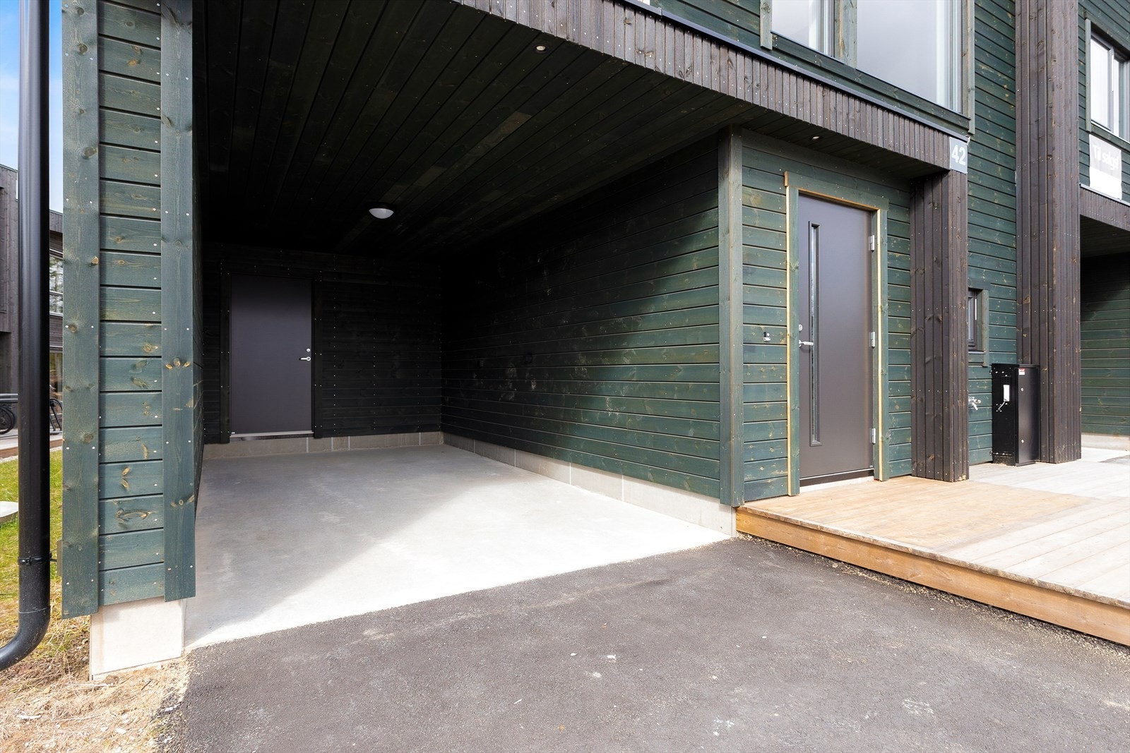 Bolig nr. 42. Carport med tilhørende bod i bakkant. Galleribilde