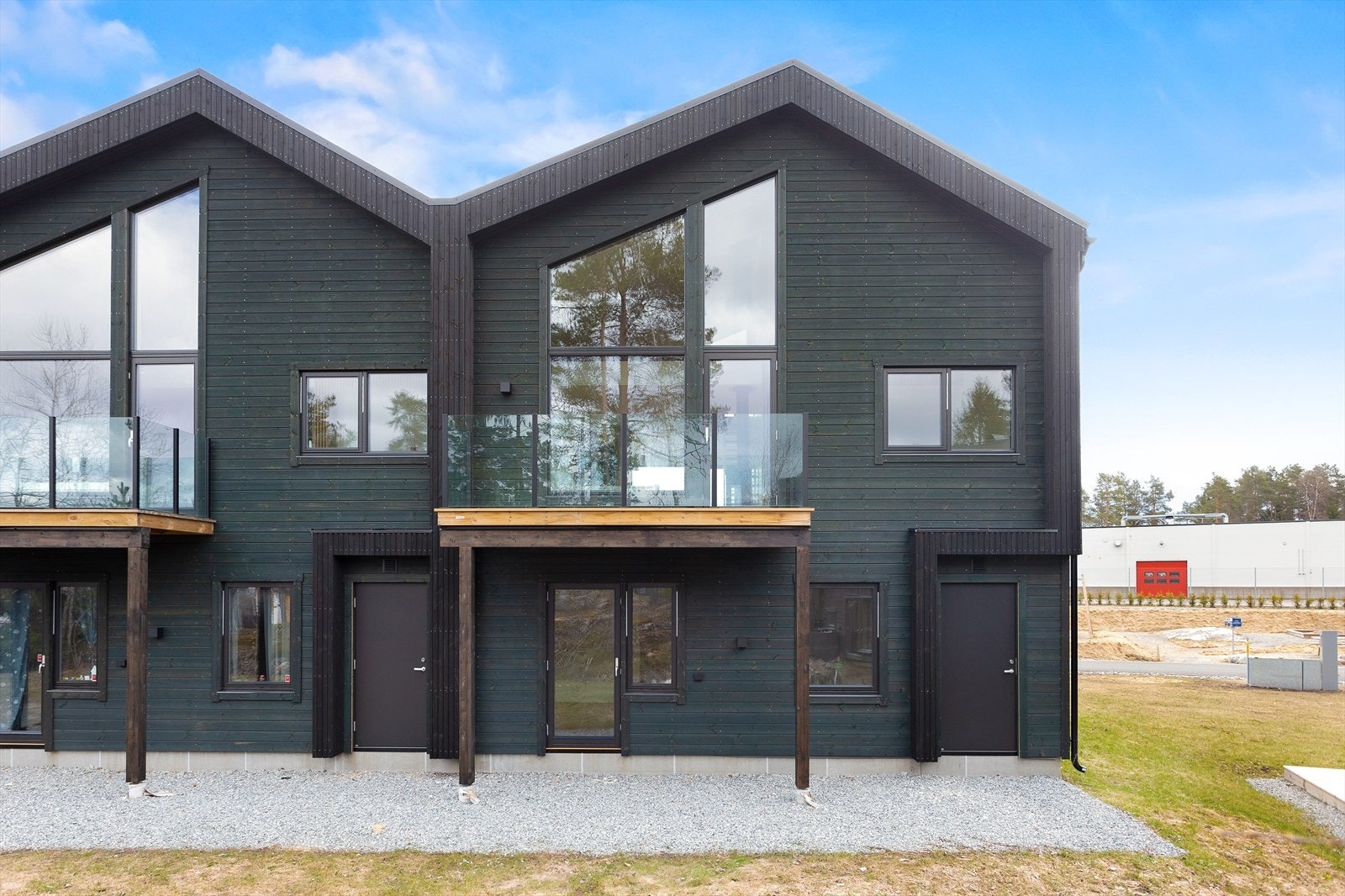 Bolig nr. 42. Det er utgang via terrassedør på baksiden av boligene til uteområdet som kan opparbeidet etter eget ønske. Galleribilde