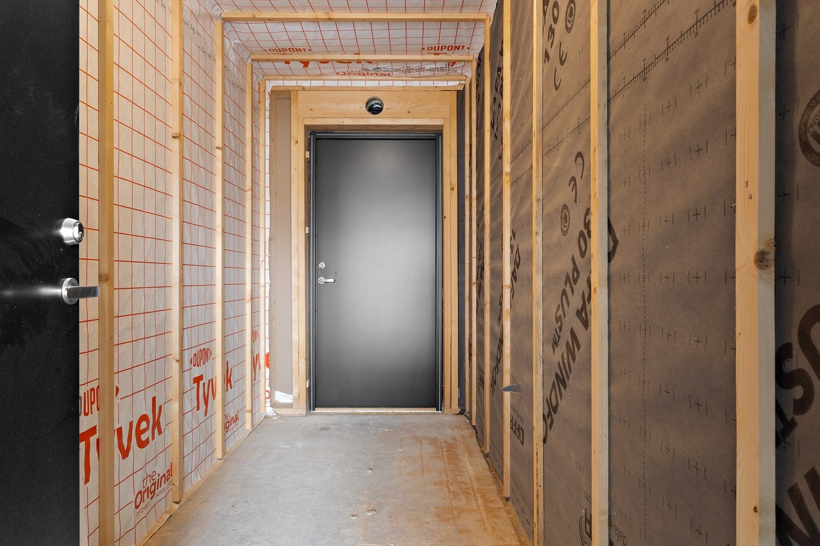 Sportsbod i bakkant av carporten med videre adkomst til baksiden av rekken. Galleribilde