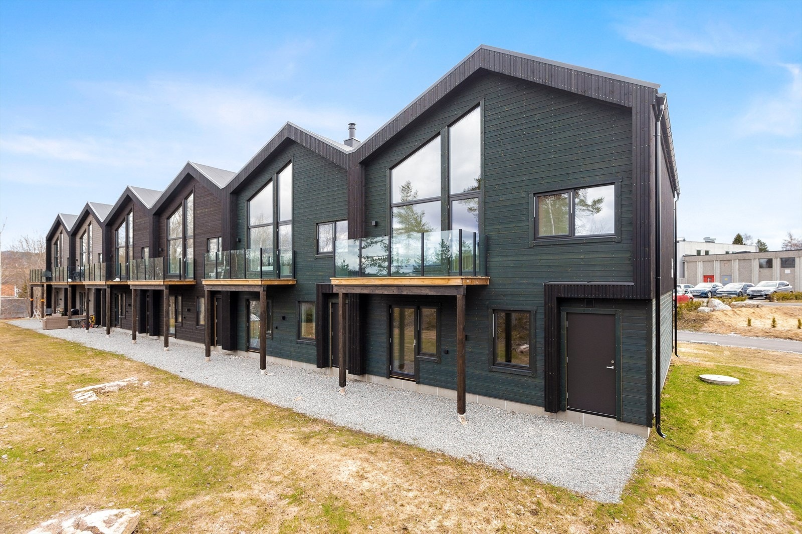 Fasade bakside. Bolig nr. 42 har en fin endebeliggenhet på rekken. Galleribilde