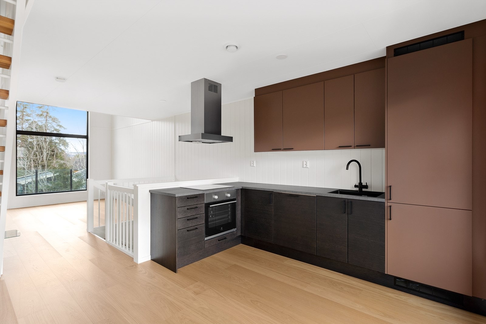 Bolig nr. 46. Pent kjøkken med mye skap- og benkeplass. Galleribilde