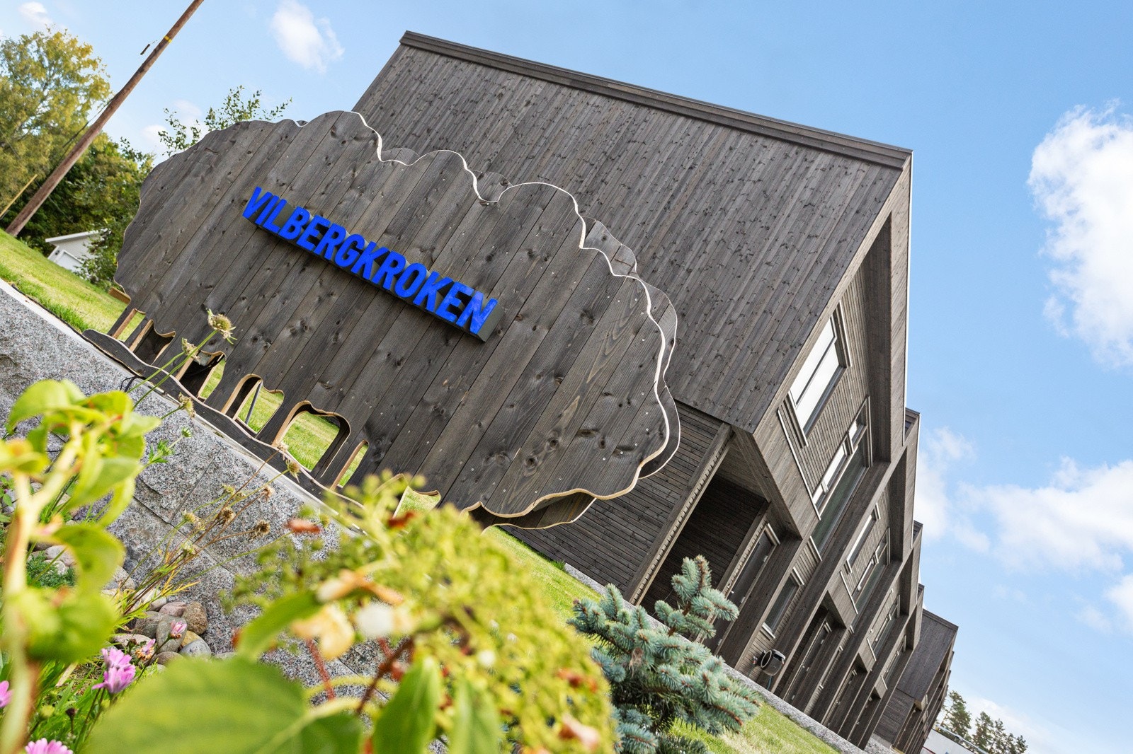 Hyygelig innkjøring til boligfeltet. Galleribilde