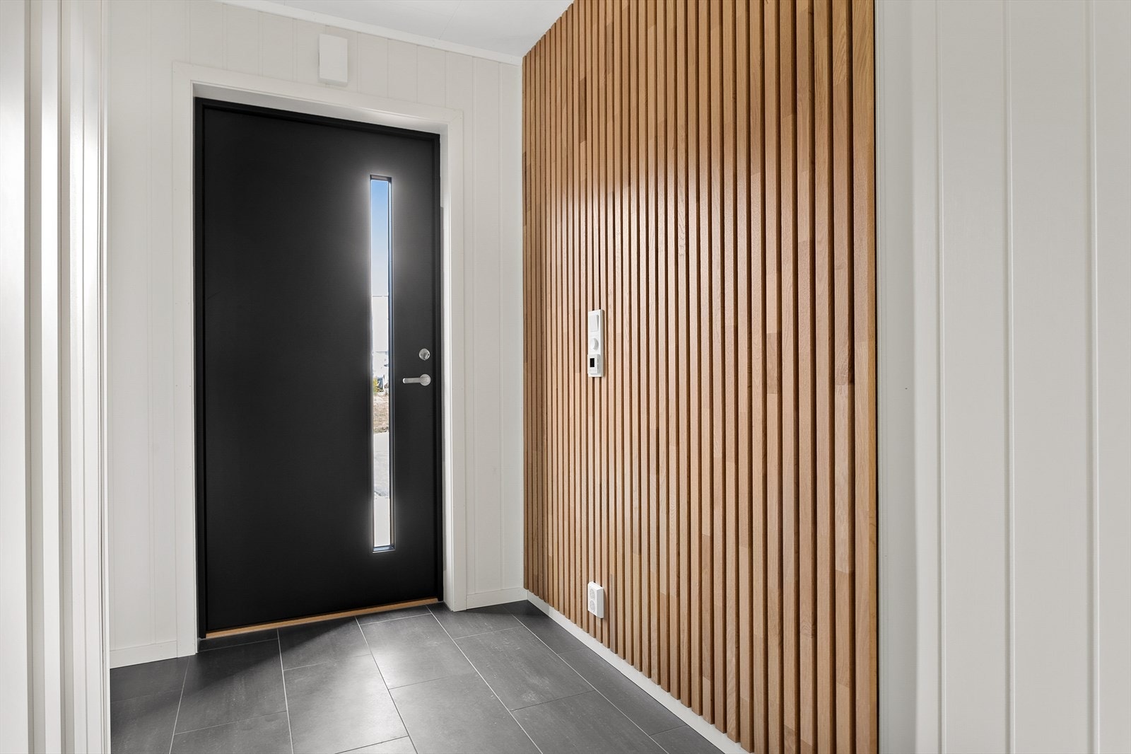 Gang med fin og moderne spilevegg. Bolig nr. 46. Galleribilde