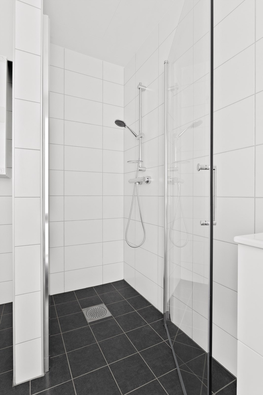 Bad i 1. etasje med dusjhjørne med glassvegg. Bolig nr. 46. Galleribilde