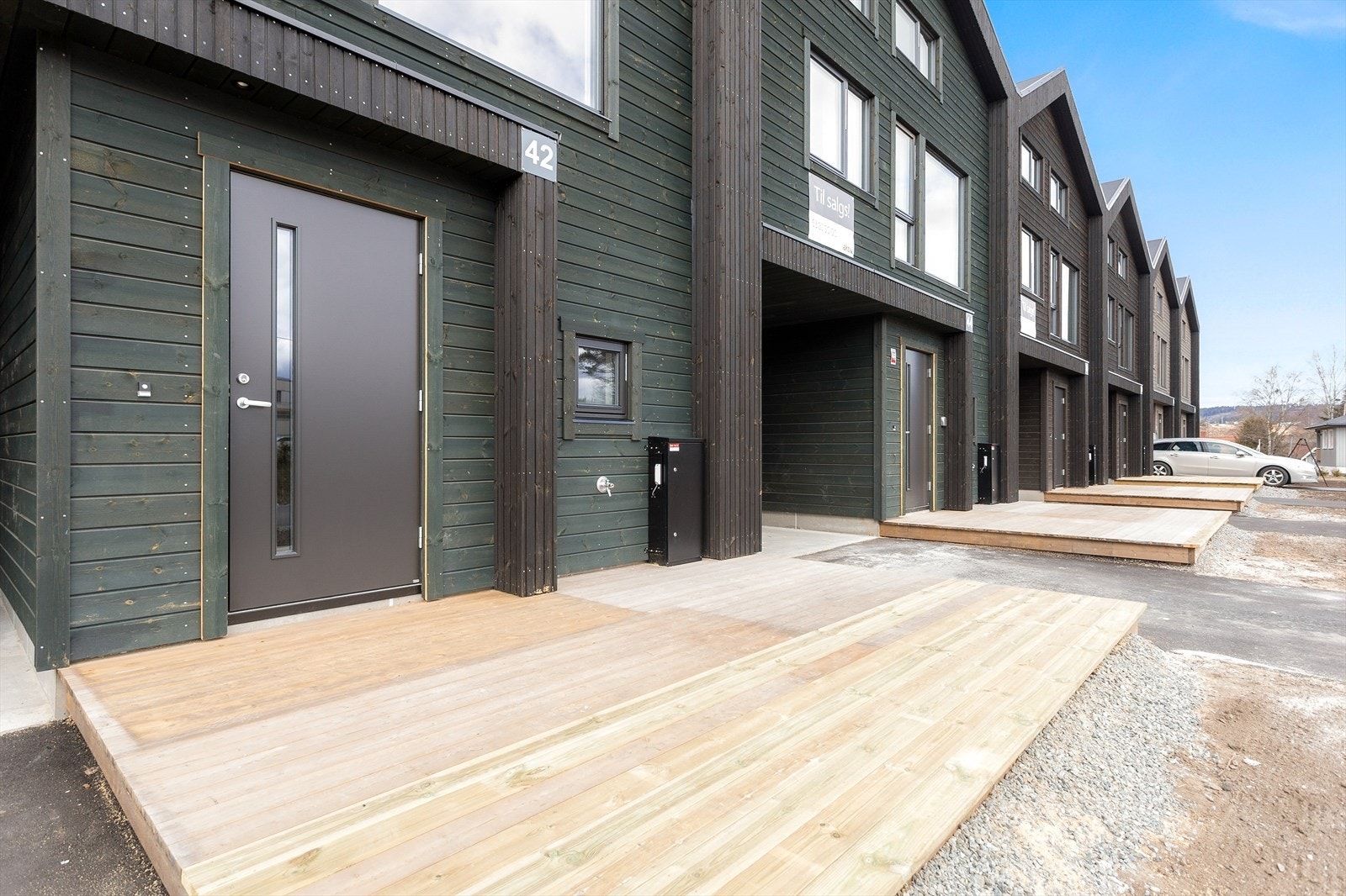 Bolig nr. 42. Boligene er terrasseplatting ved inngangsparti på fremside. Galleribilde