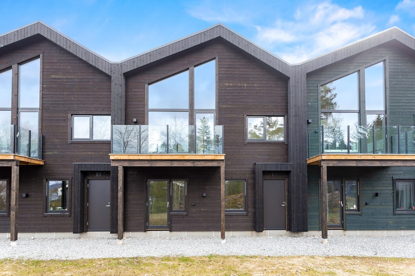 Bolig nr. 46 Fasade bakside. Tilkomst via bod og fra soverom i 1. etasje. Galleribilde