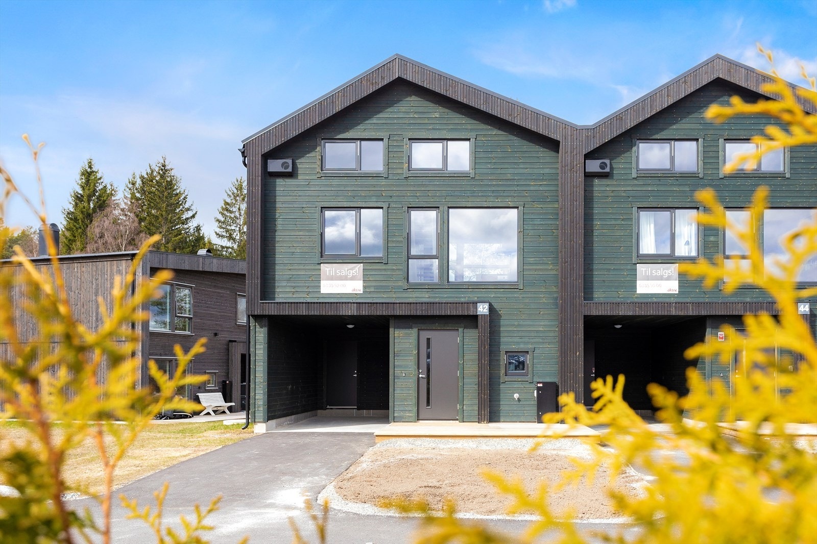 Velkommen til Vilbergkroken på Eidsvoll! For salg er nå 2 flotte og nye rekkehus med tilhørende carport og hems. Galleribilde