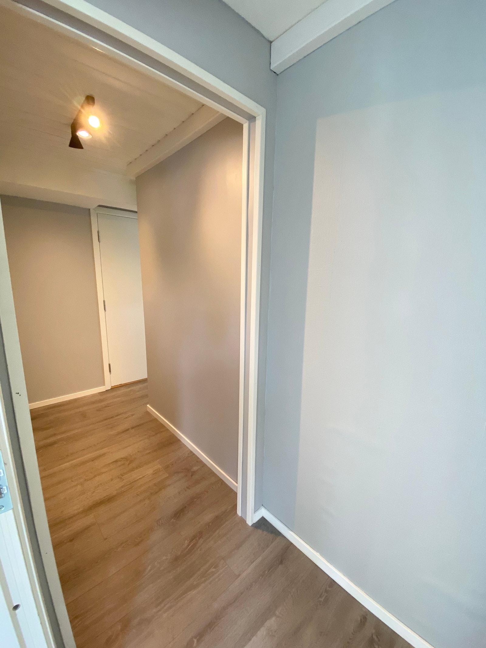 Fra inngangsdør og inn i leiligheten Galleribilde