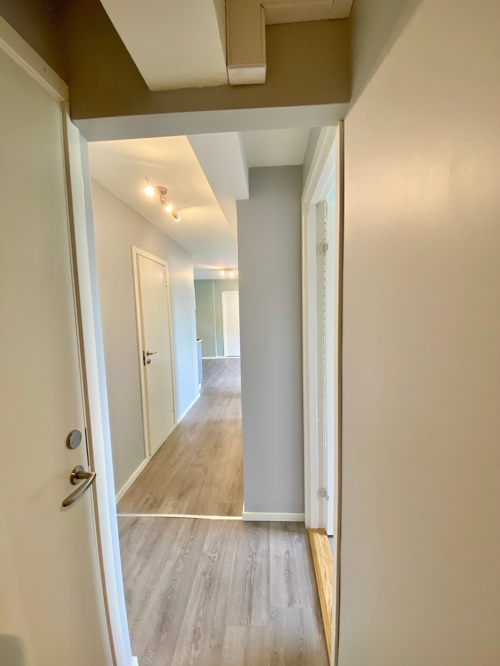 Gang videre mot kjøkken og stue Galleribilde