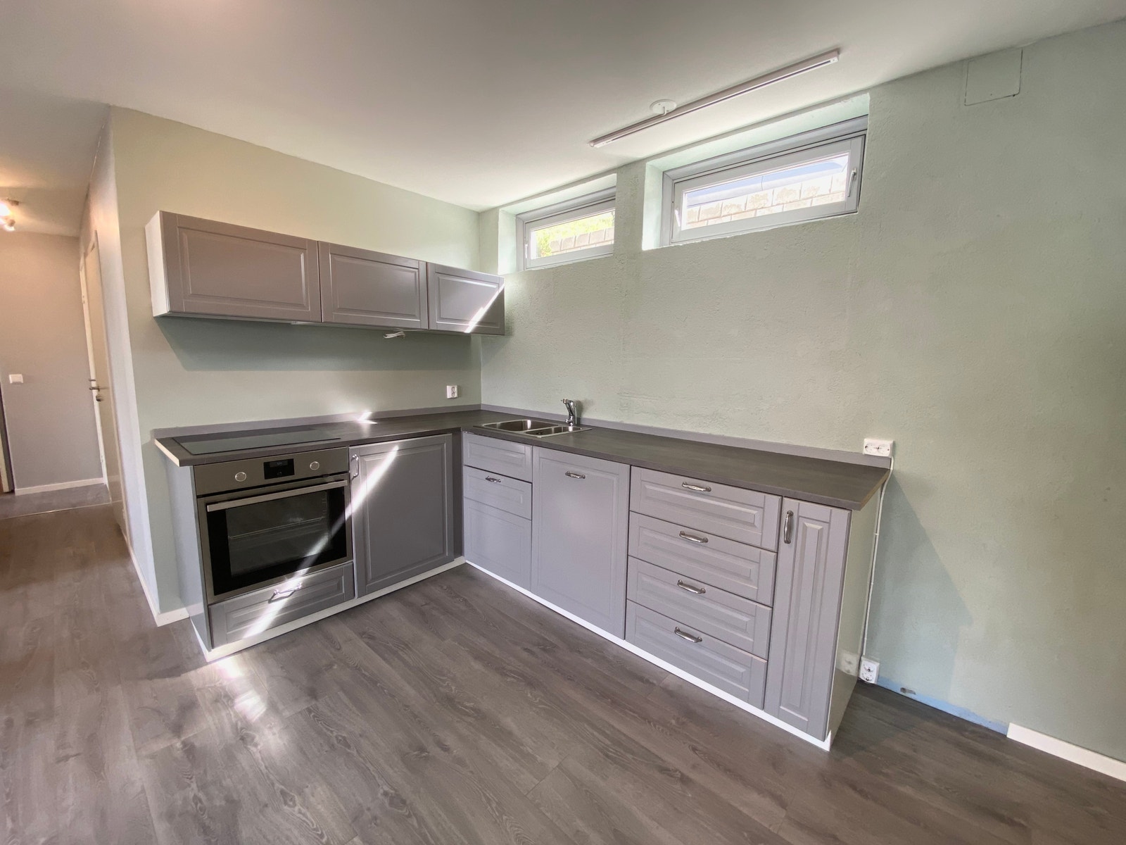 Kjøkken med integrert komfyr, platetopp og oppvaskmaskin Galleribilde