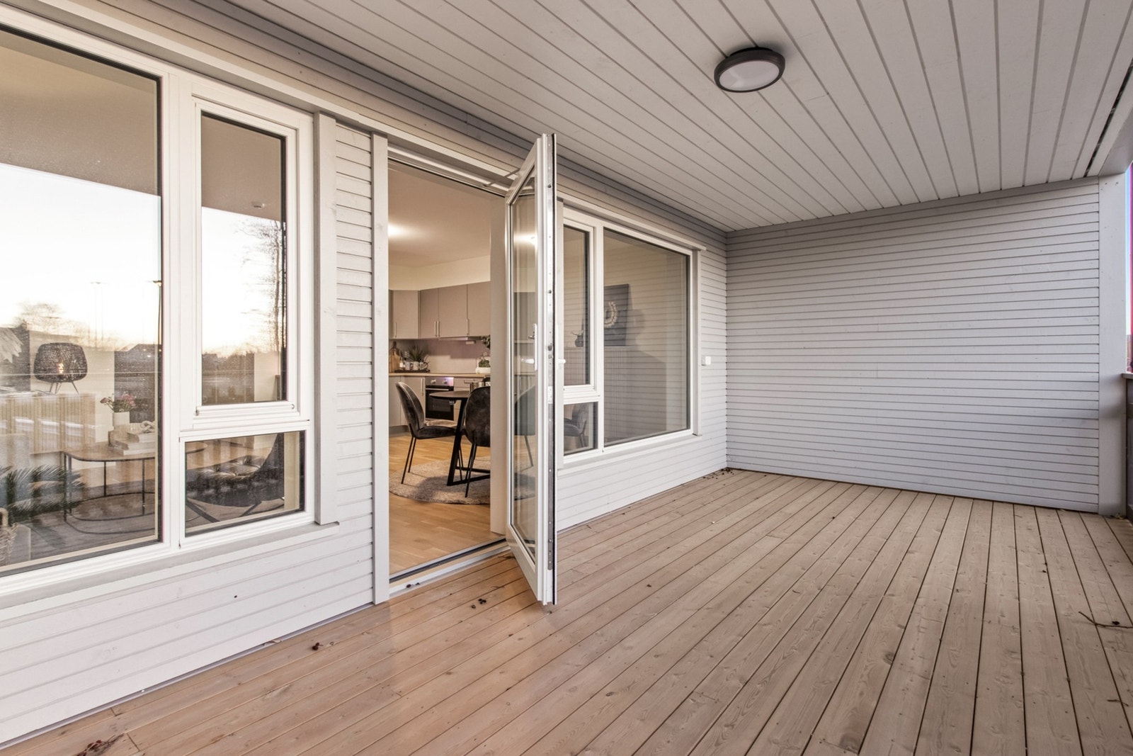 Stor vestvendt veranda. Galleribilde