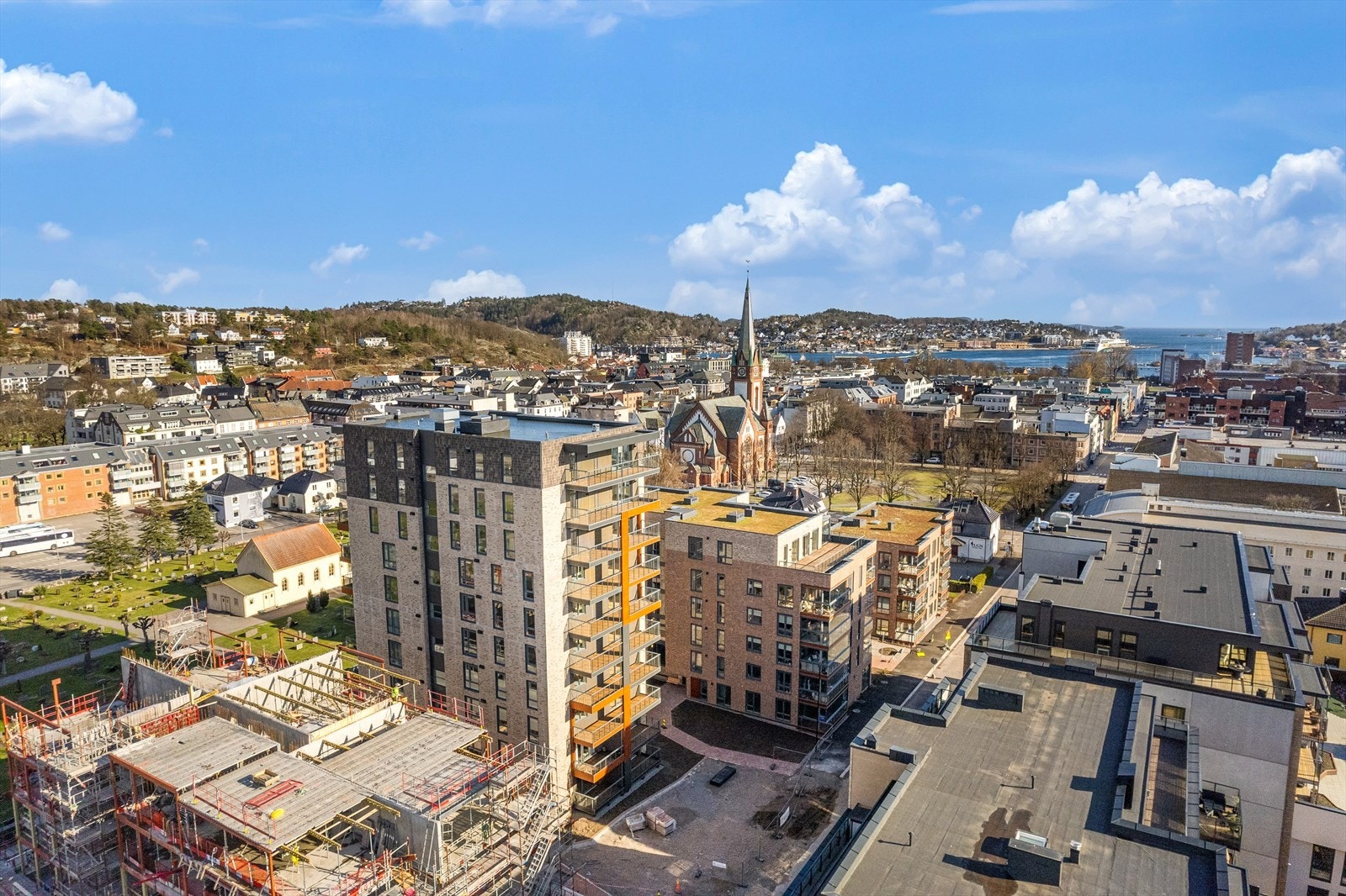 Leiligheten ligger totalt usjenert på toppen av bygget med en fantastisk utsikt. Galleribilde