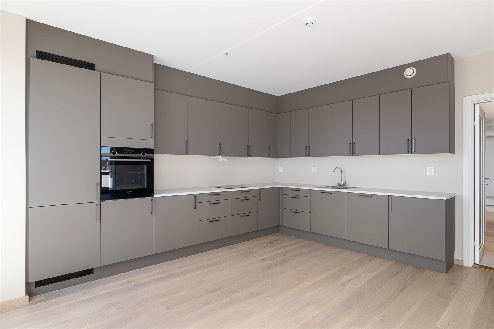 Lys og åpen kjøkkenløsning fra HTH. Luksusfølelse med vannbåren gulvvarme. (Boligen er digitalt stylet) Galleribilde