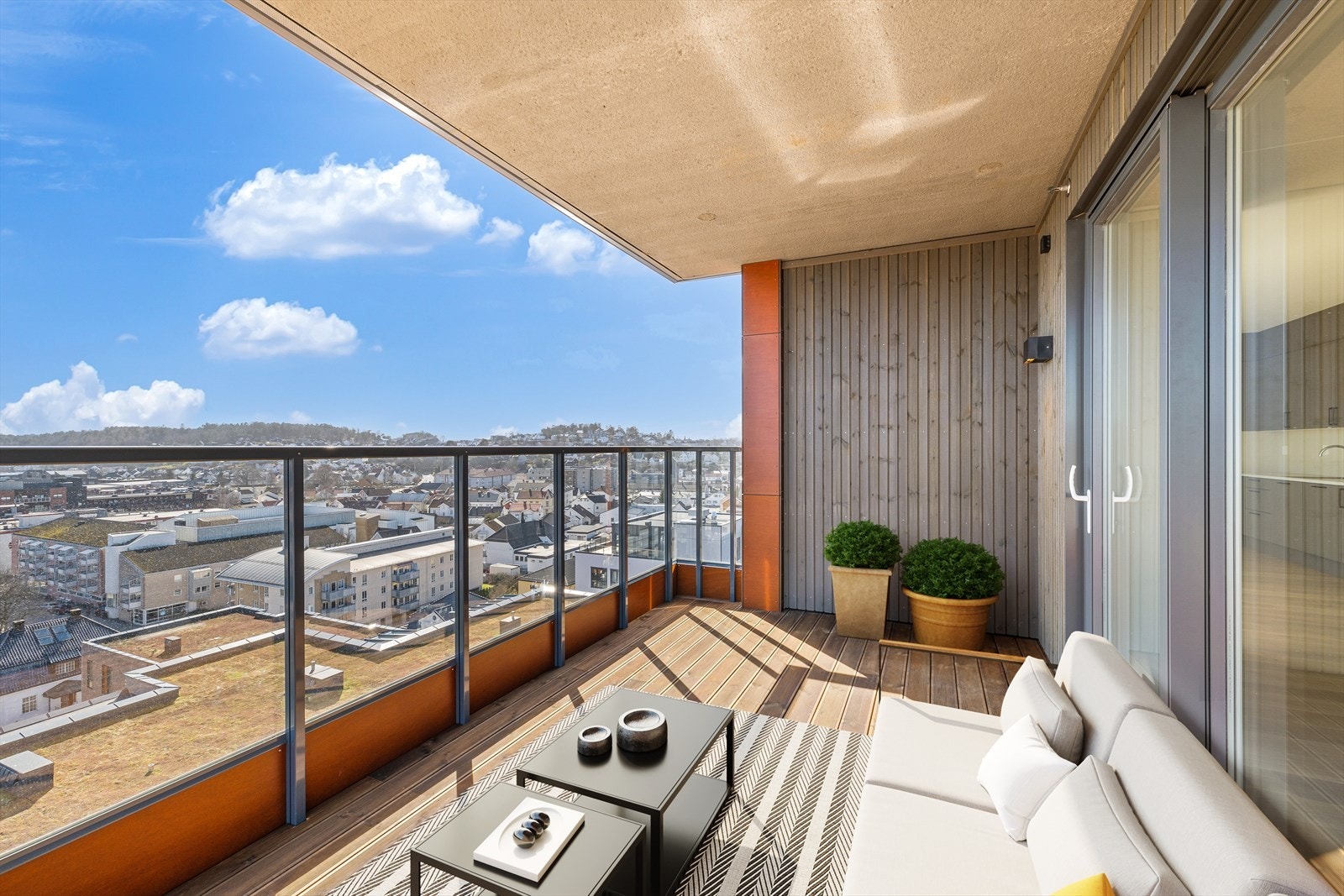 Boligen har 2 balkonger. 1 er innglasset. Galleribilde