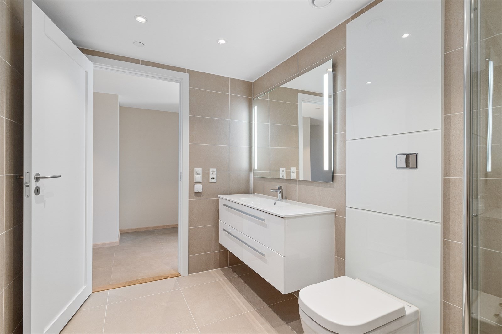 Eksklusive bad med vannbåren gulvvarme 60*60 fliser på gulv. Grohe vegghengt toalett samt Grohe blandebatterier. 120 innredning med nedfelt servant. Downlights i tak. Galleribilde