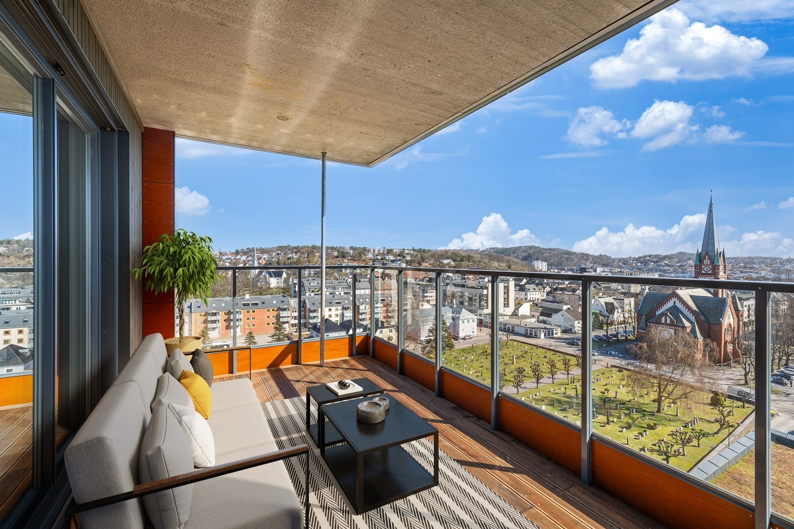 Boligen har 2 balkonger. 1 er innglasset. Fantastisk utsikt!!! Galleribilde